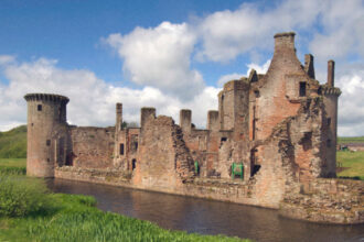 Робота мрії у Шотландії: $100 000 на рік, щоб жити в замку і годувати лебедів