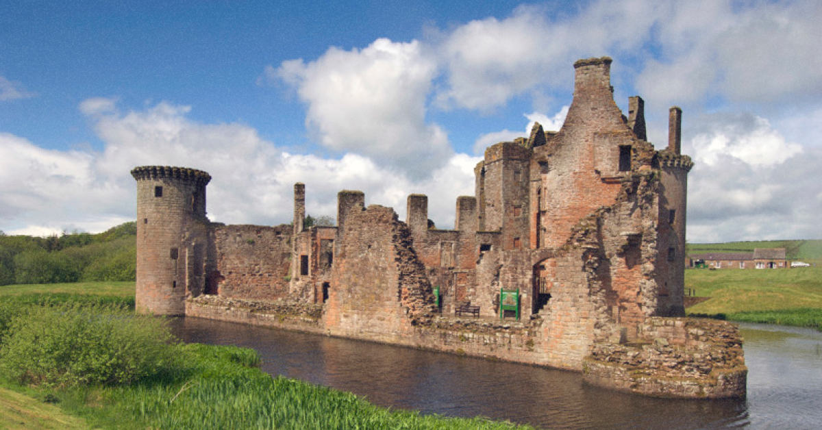 Замок Керлаверок (Caerlaverock Castle) у Шотландії, єдиний трикутний замок у Британії