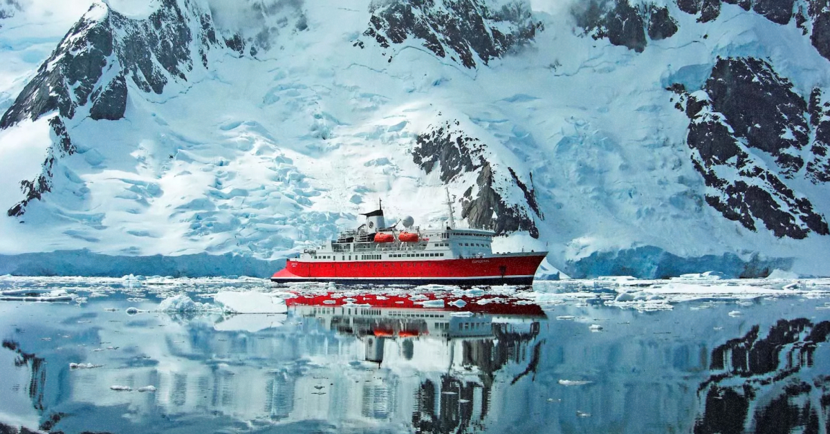 Антарктида з туристичними суднами та пінгвінами