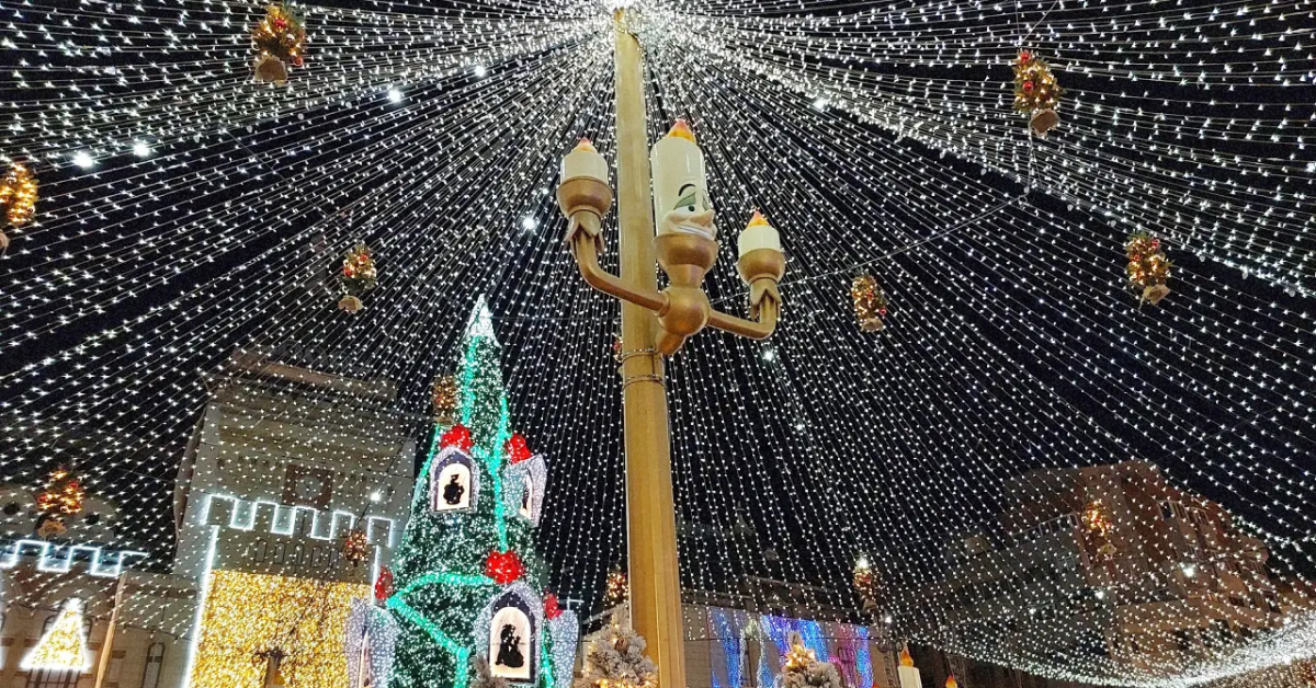 Різдвяний ярмарок у Крайові, Румунія, з оглядовим колесом та ілюмінацією