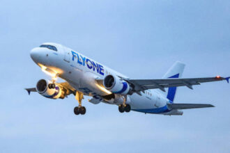 Літак авіакомпанії FlyOne в аеропорту Бухареста