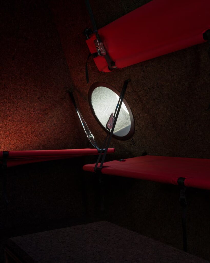 Аскетичний інтер'єр Біваку Фраттіні з дев'ятьма спальними платформами та світловим люком