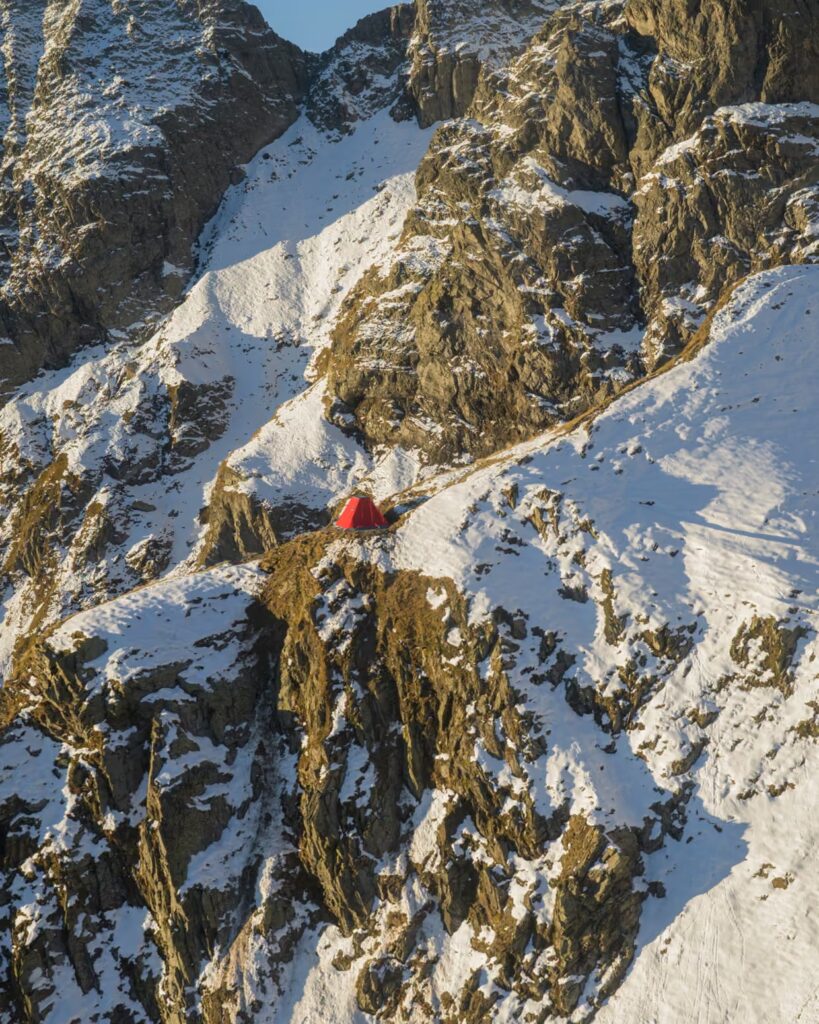 Вид на гірський хребет Альта Віа деле Оробіє, де розташований бівак"