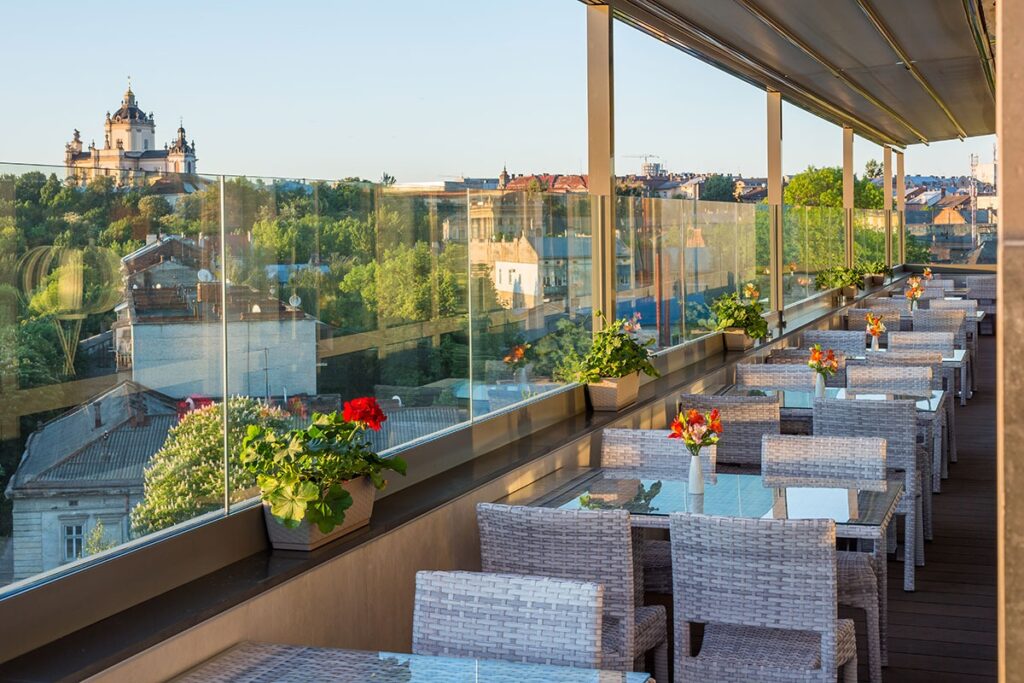 панорамний вид на львів з готелю ресторану Soprano. Roof terrace