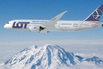 Літак LOT Polish Airlines в небі над горами