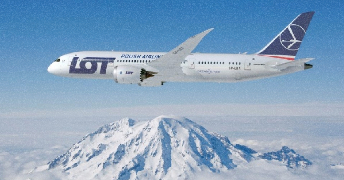 Літак LOT Polish Airlines в небі над горами