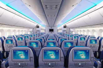 Літак LOT Polish Airlines салон з кріслами