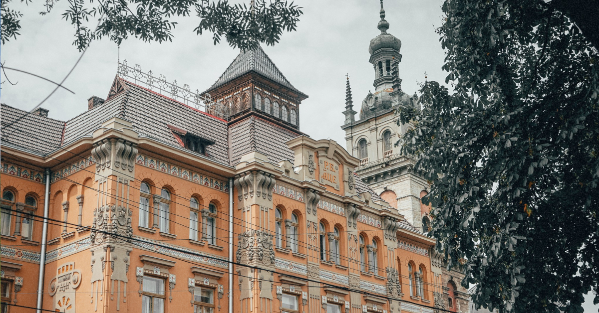 Фасад сецесійної кам'яниці у Львові з характерними рослинними орнаментами