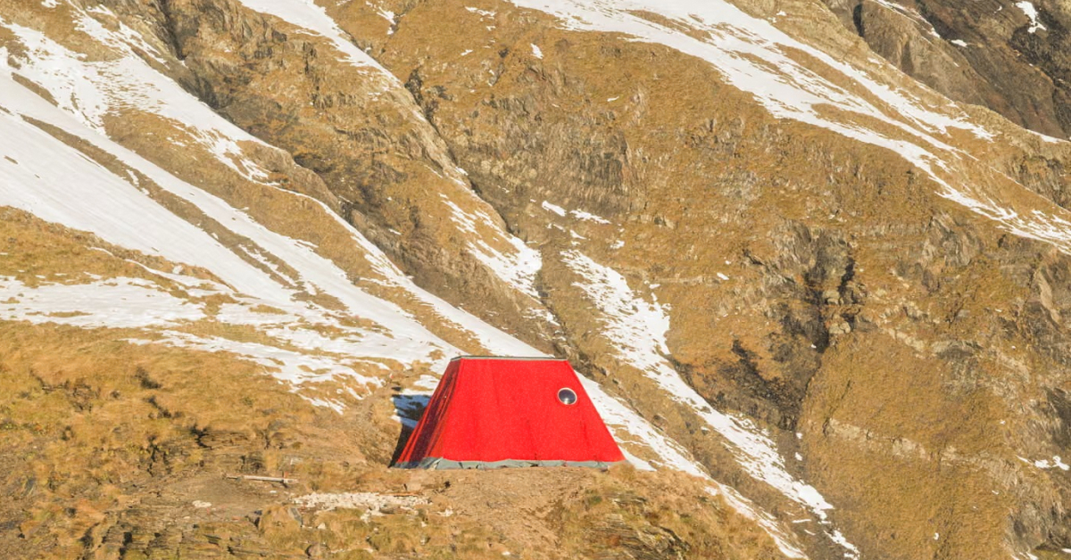 Червоний Бівак Фраттіні на сніжному хребті в Італійських Альпах, вид на гори