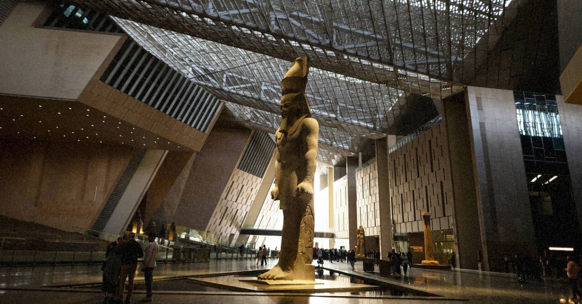 Величезна статуя Рамзеса II у головній залі Великого Єгипетського музею