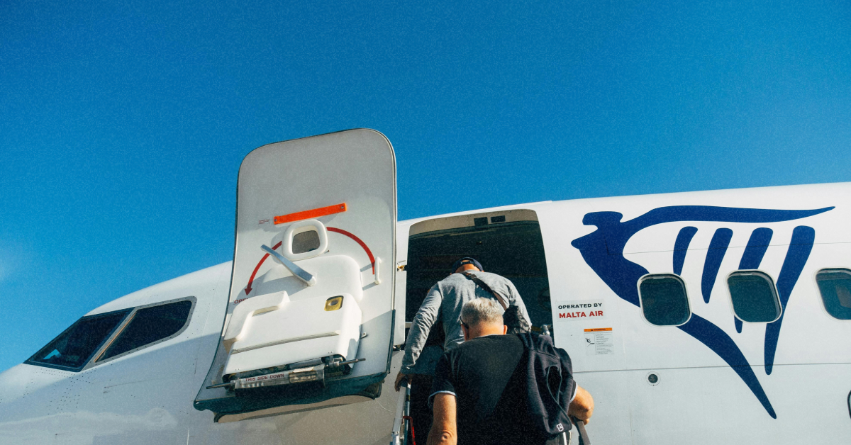 посадка на Літак авіакомпанії Ryanair на злітній смузі