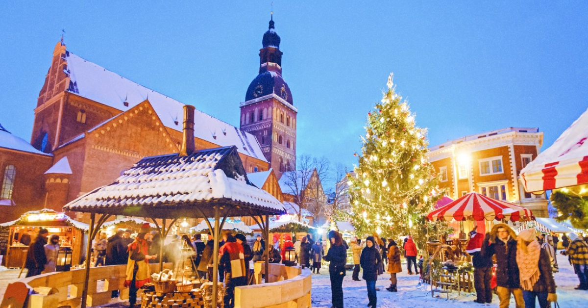 Ризький різдвяний ярмарок на Соборній площі з вогнями та ятками