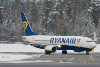Літак Ryanair на засніженому летовищі