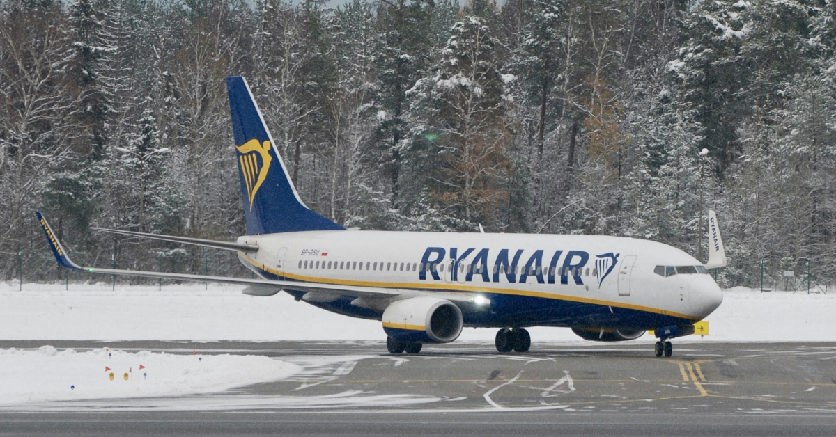 Літак Ryanair на засніженому летовищі