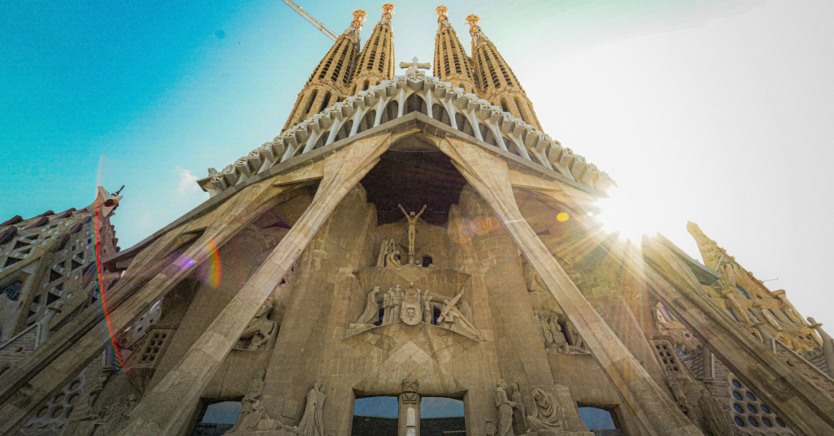 Храм Саграда Фамілія з встановленим хрестом на центральній вежі, Барселона