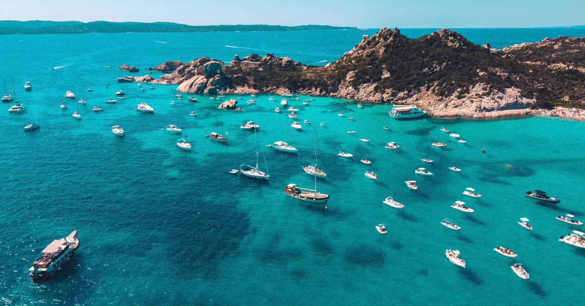 Вид на пляж та стародавні нураги на Сардинії, Італія