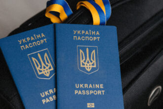 Українцям потрібно терміново замінити «продовжені» закордонні паспорти