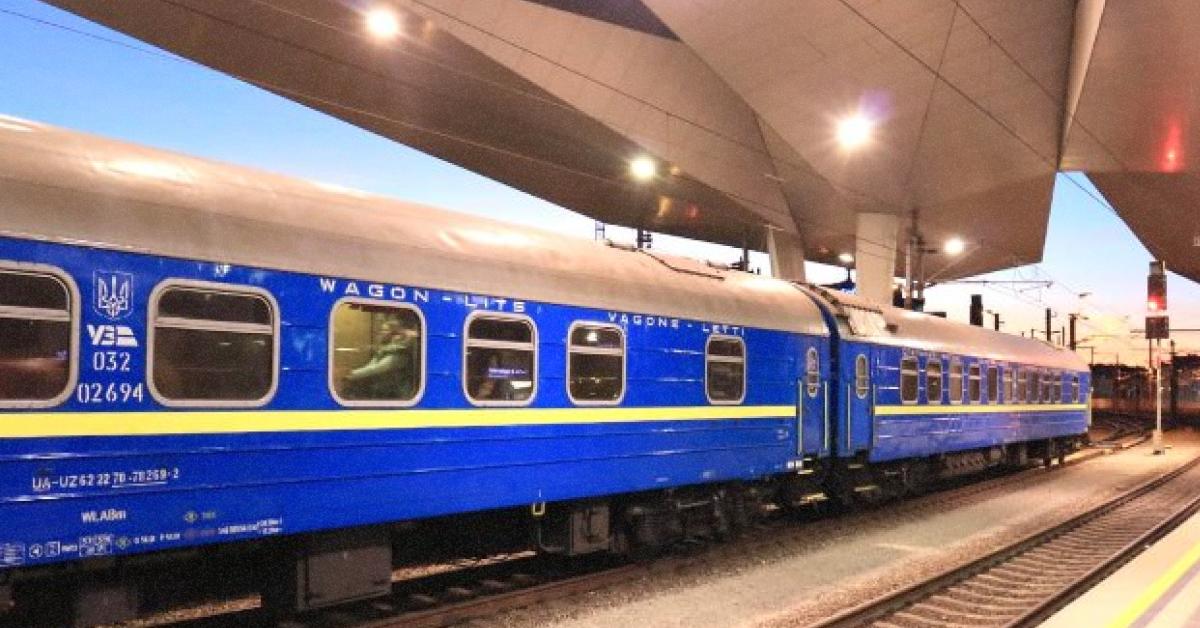 Поїзд 'Укрзалізниця' на новозбудованій європейській колії