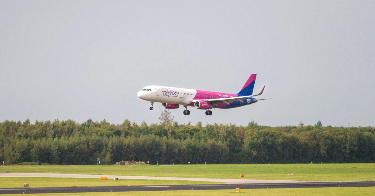 Літак Wizz Air Airbus A321neo у фірмовій лівреї на злітній смузі