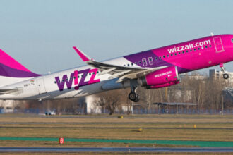 ітак Wizz Air Airbus A321neo у фірмовій лівреї в аеропорті польщі