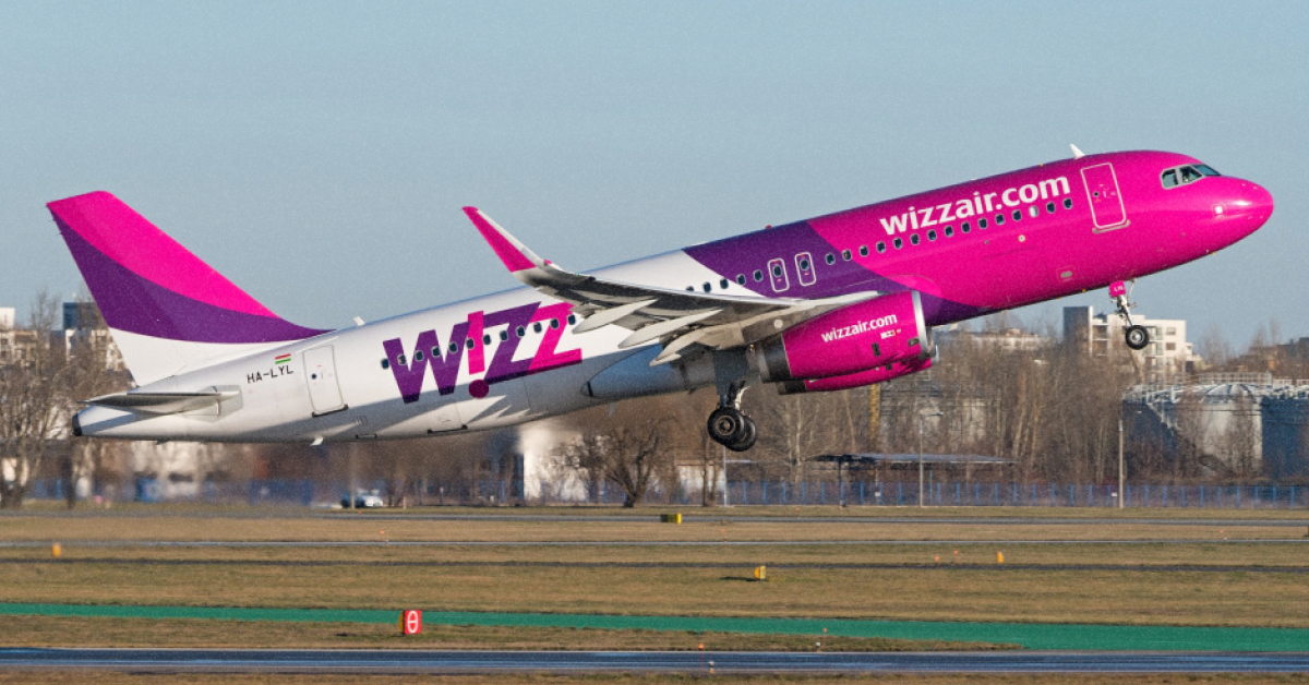 ітак Wizz Air Airbus A321neo у фірмовій лівреї в аеропорті польщі