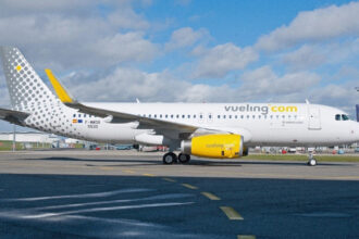 Літак авіакомпанії Vueling у фірмовій жовто-сірій лівреї