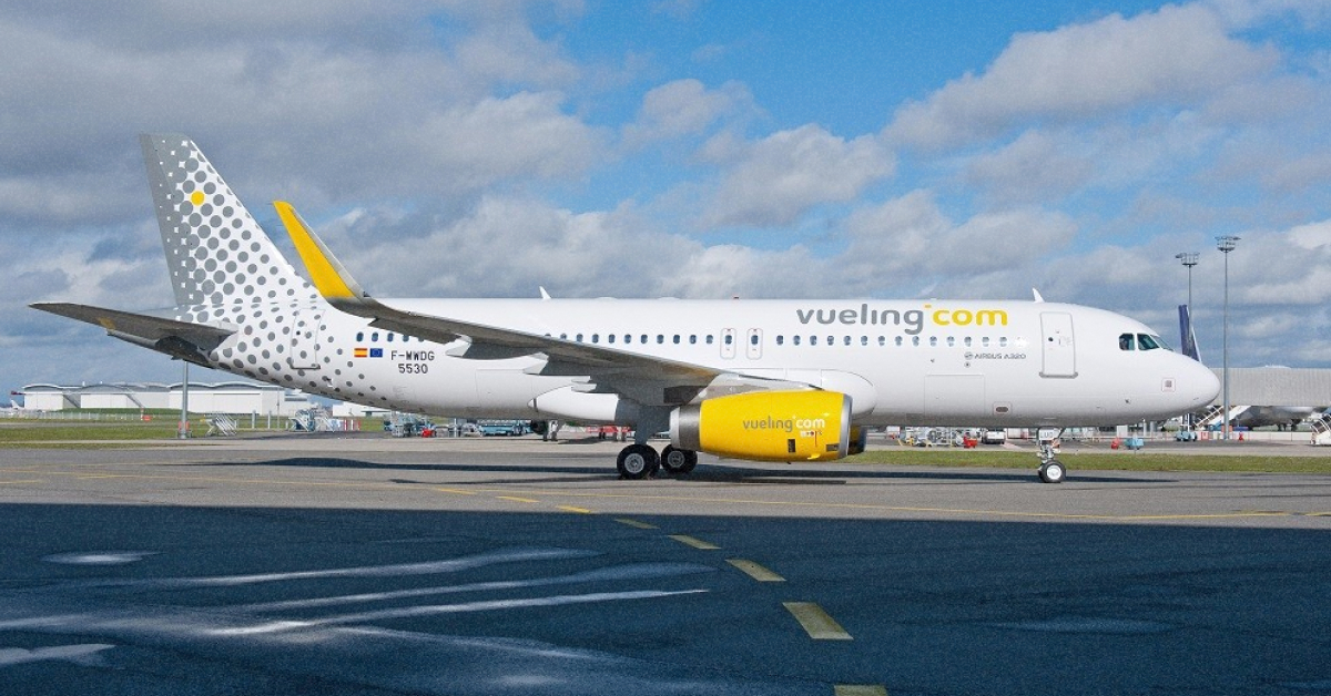 Літак авіакомпанії Vueling у фірмовій жовто-сірій лівреї