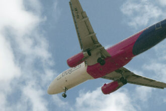 Літак Wizz Air Airbus A321neo у фірмовій лівреї