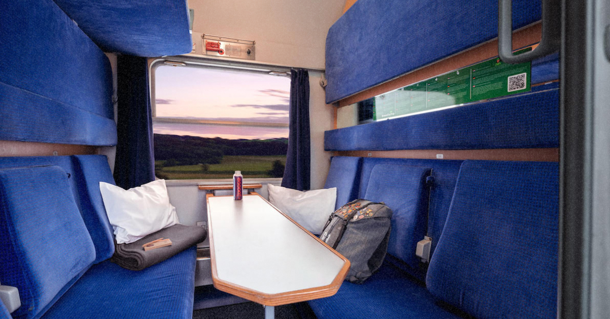 Вагон нічного поїзда European Sleeper на пероні ввечері