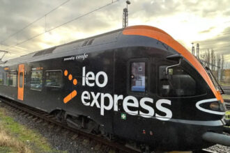 Сучасний чорний поїзд Leo Express на залізничному вокзалі Перемишля