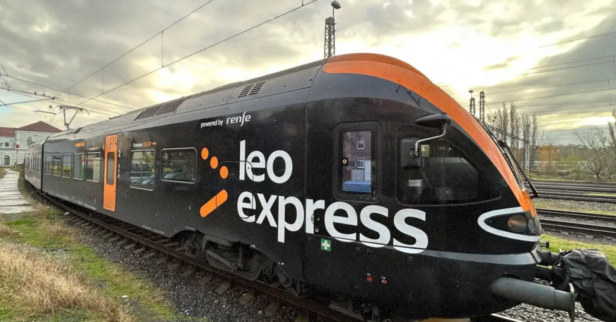 Сучасний чорний поїзд Leo Express на залізничному вокзалі Перемишля