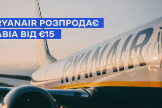 Літак авіакомпанії Ryanair на злітній смузі взимку