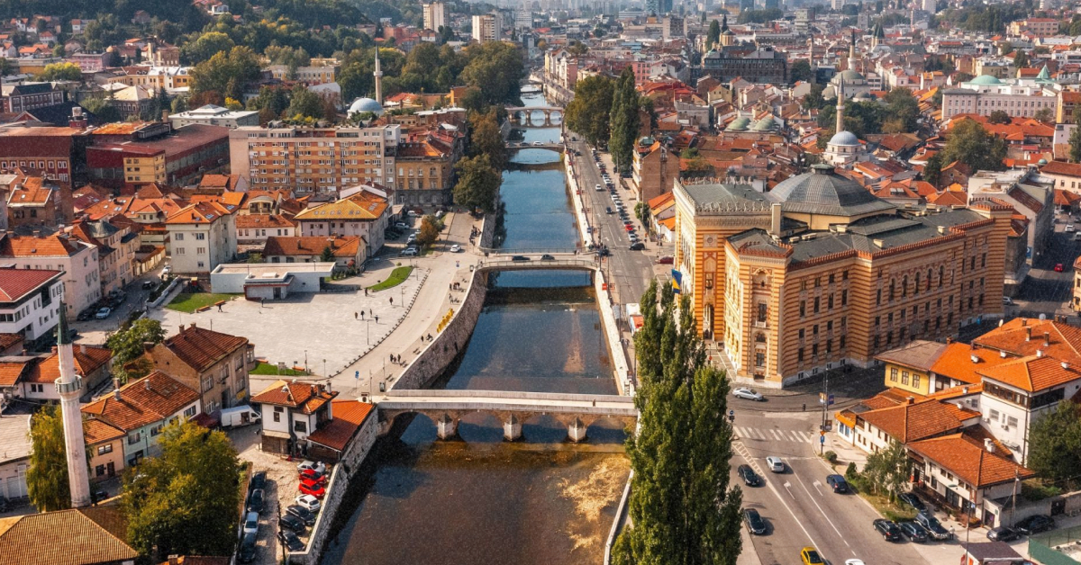 Вид на черепичні дахи та мечеті Сараєва на заході сонця