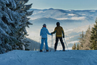 Туристи на засніжених схилах в Буковелі