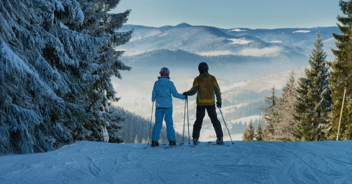 Туристи на засніжених схилах в Буковелі