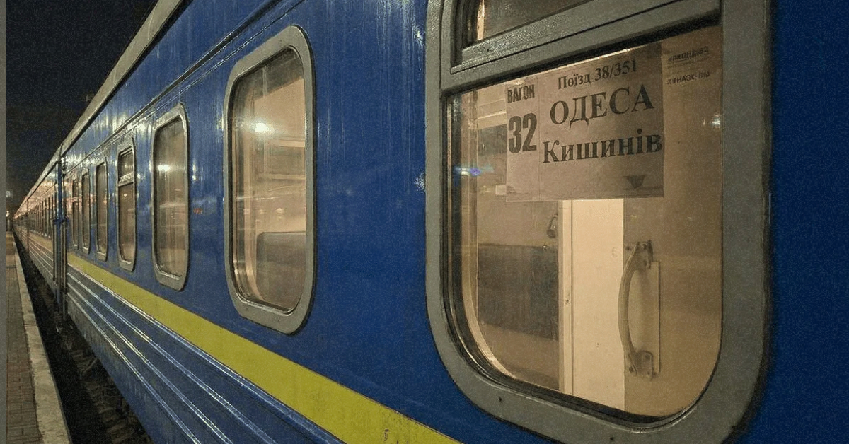 Пасажирський поїзд Укрзалізниці на пероні вокзалу Одеса-Головна