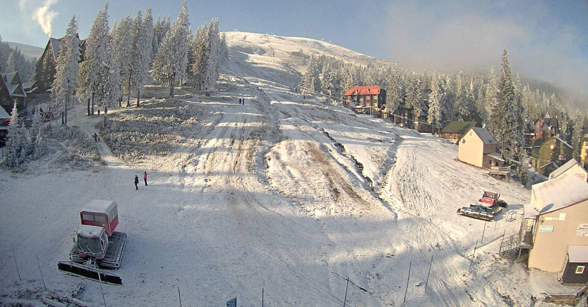 Порожні зелені схили Драгобрату без снігу наприкінці грудня