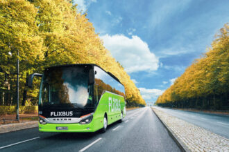 Зелений автобус FlixBus в дорозі