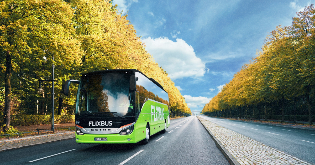 Зелений автобус FlixBus в дорозі