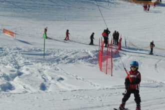 Засніжене альпійське селище Сен-Коломбан-де-Війяр на висоті 1100 метрів