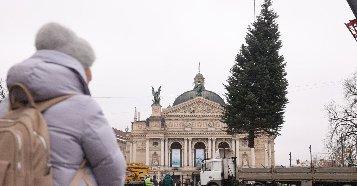 Головна новорічна ялинка Львова перед Оперним театром