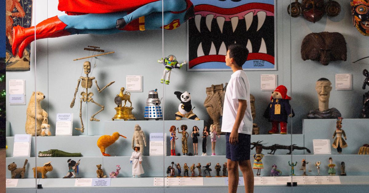 Дитина, яка взаємодіє з експонатом у зоні 'Гра' музею