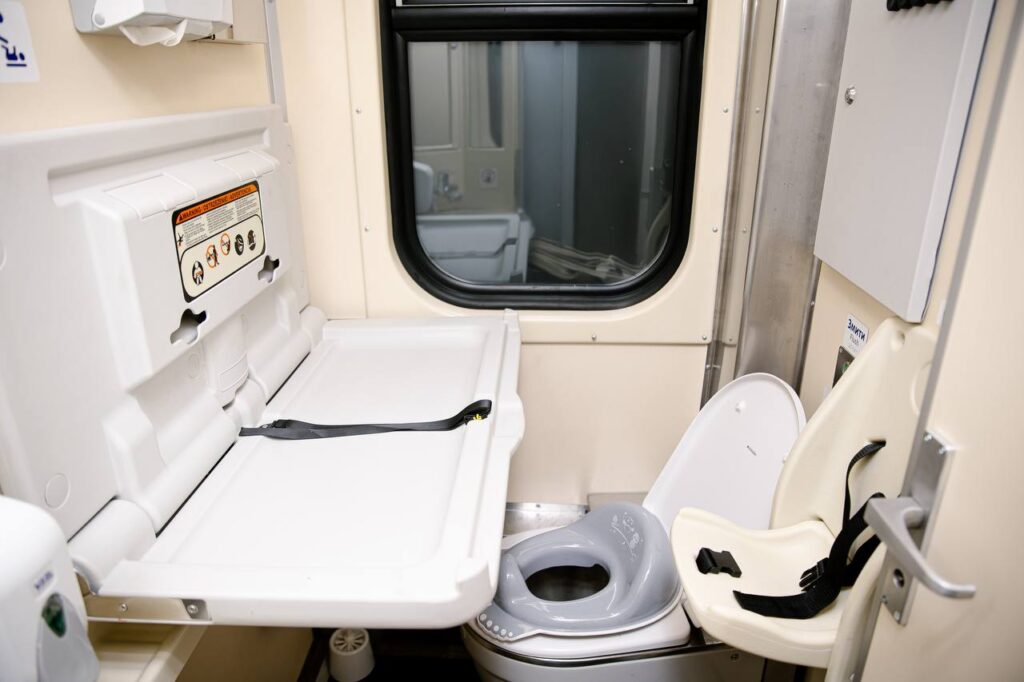 Пеленальний столик та манеж у спеціалізованому дитячому вагоні УЗ