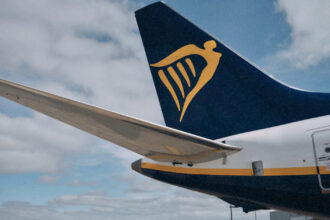 Літак Ryanair з логотипом 'Cyber Monday