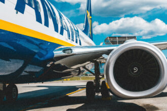 Літак авіакомпанії Ryanair на злітній смузі