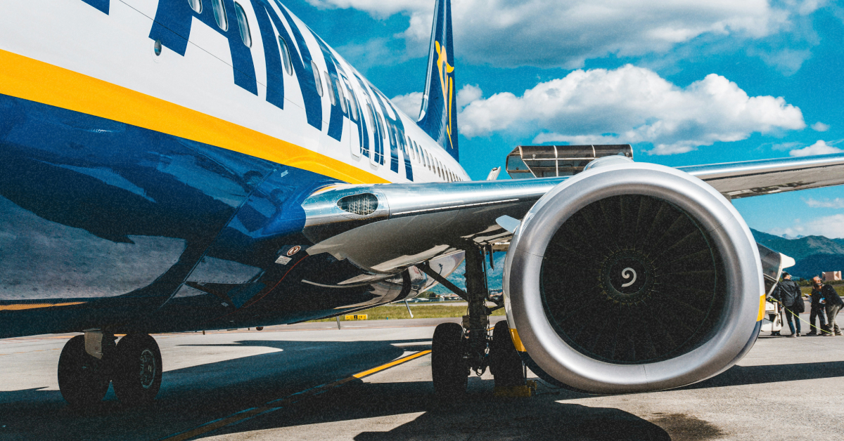 Літак авіакомпанії Ryanair на злітній смузі