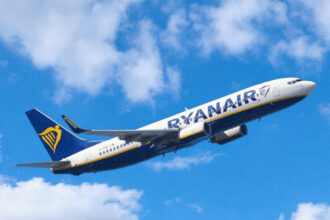Літак Ryanair в блакитному небі