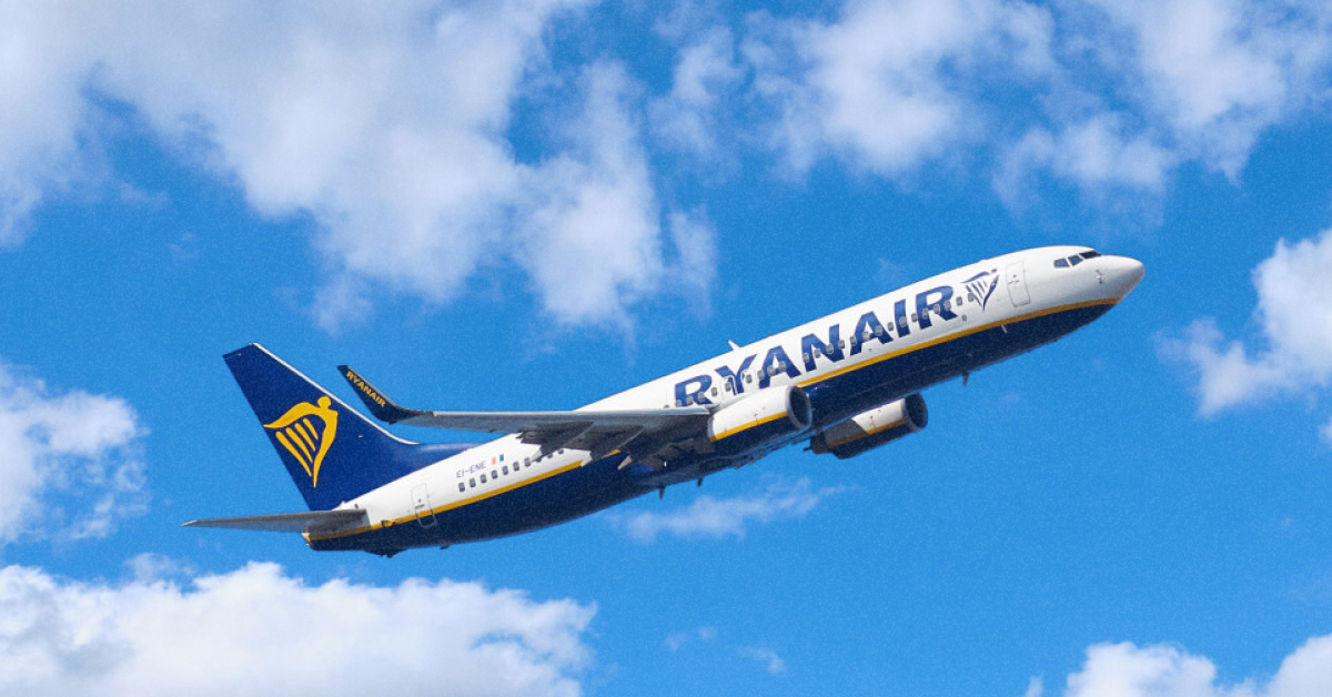 Літак Ryanair в блакитному небі