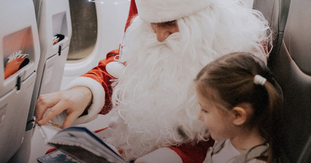 Різдвяний банер акції SkySanta з літаком та подарунками"