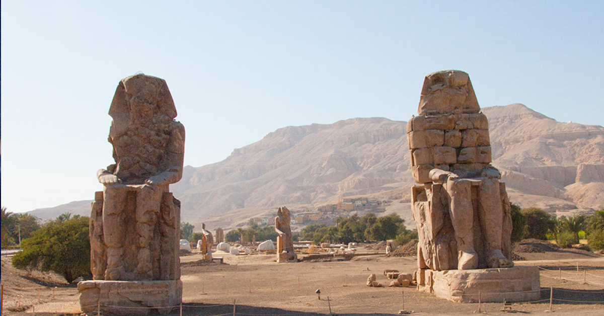 Скульптурні фрагменти та написи на постаменті колоса фараона